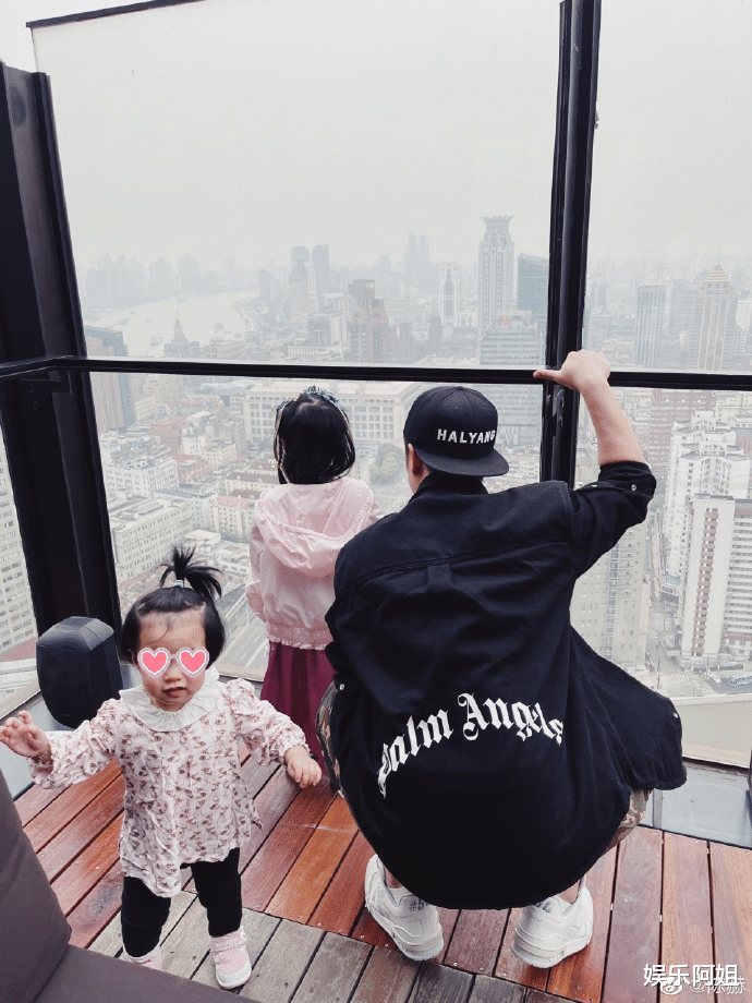 陈赫|陈赫娇妻晒五一带女儿出游照,安安凹造型超有范,但穿搭被吐槽了
