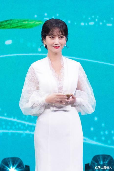 峨眉山周美人|赵雅芝67岁了还不服老，穿白色蕾丝裙配复古礼帽，韵味十足