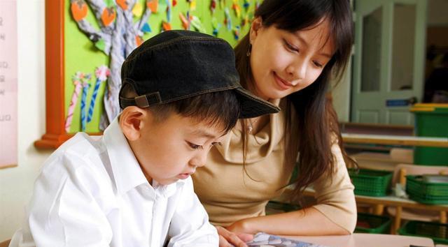 吴宗宪|女大需避父吗？吴宗宪携手女儿走红毯，当众帮提“抹胸”引争议