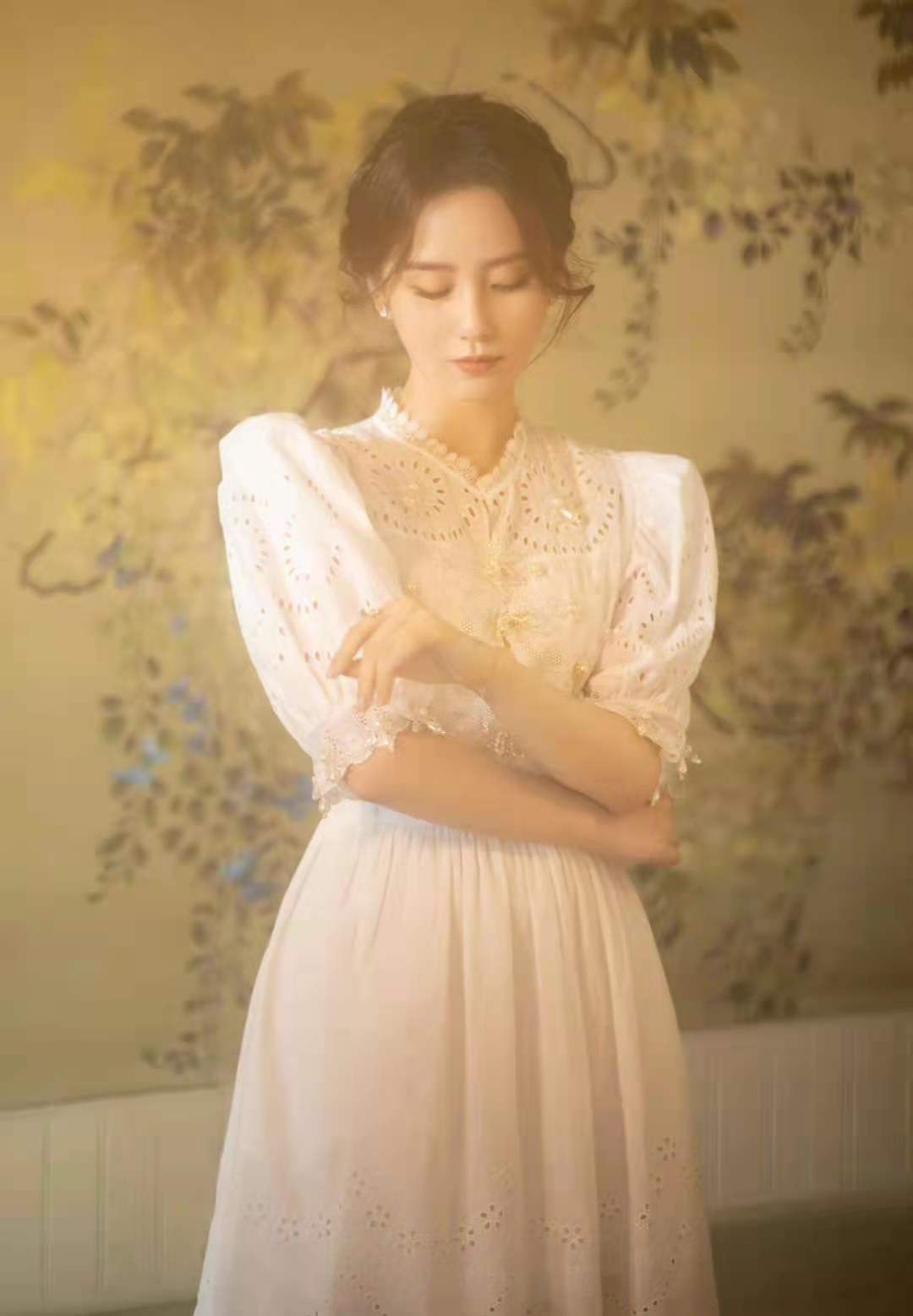 刘诗诗|刘诗诗换发型美貌创新高！新活动穿白裙温柔感爆棚，气质圈内少有