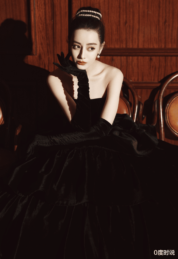 迪丽热巴|迪丽热巴拍“粉色大片”，看她靠墙下蹲时，全网男士都沸腾