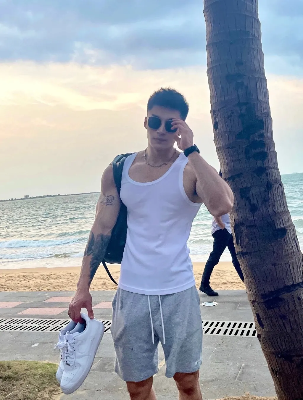 松山芭蕾舞团|酷似林更新的185肌肉私教被抓拍，没想到他的沙滩照更好看