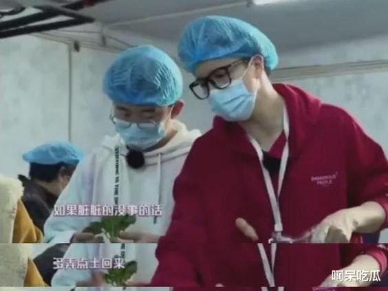 薛之谦|薛之谦又被骂了！参加盛典公然对女歌手开黄腔，华少忙救场