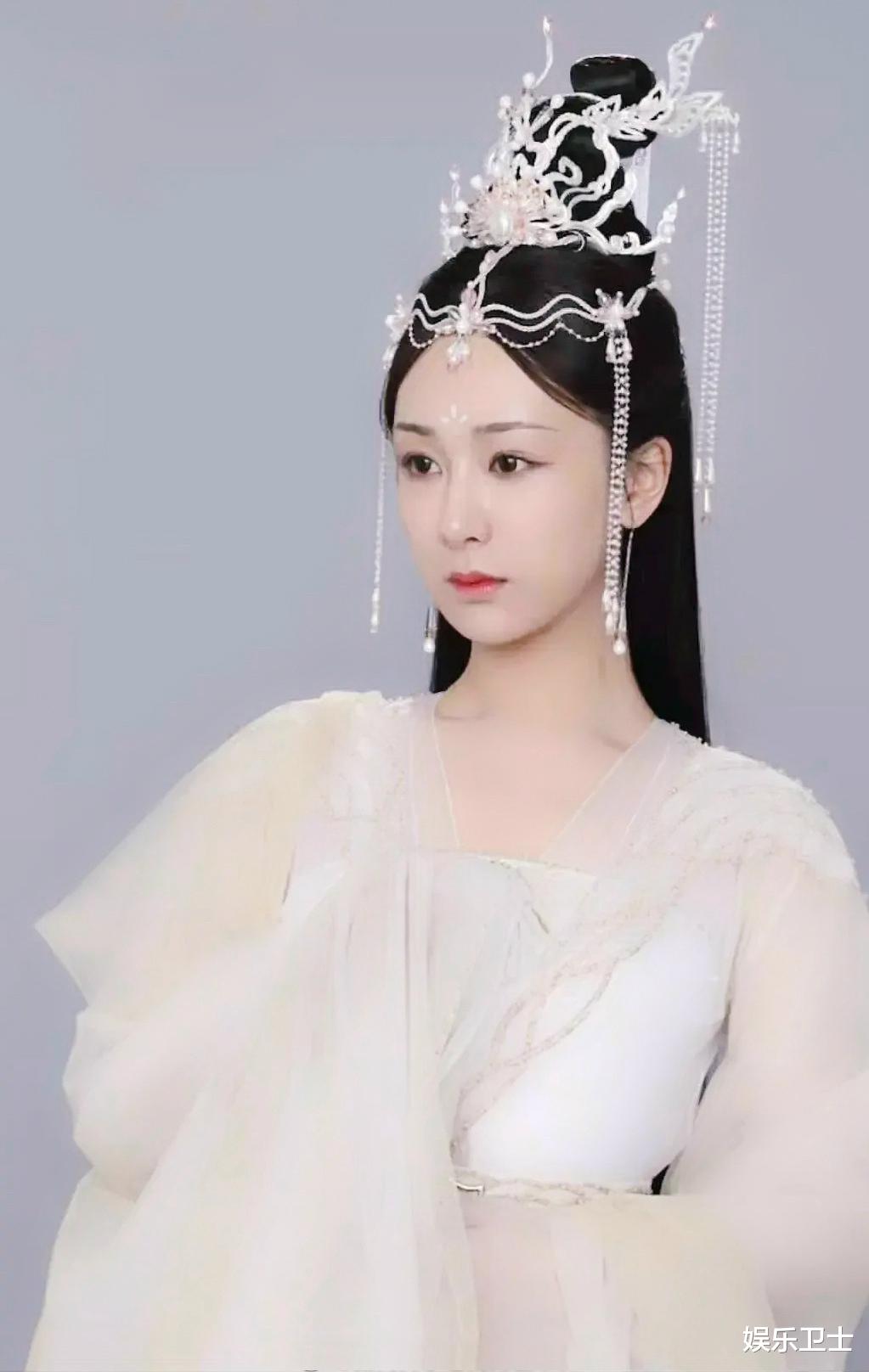 杨紫|杨紫进组《沉香如屑》,古装造型好美与成毅同框超搭配,直播时宛如水蜜桃