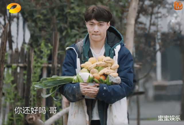 张艺兴|张艺兴带5斤雪花牛肉给黄磊，一片要500元，自称吃了不会发胖