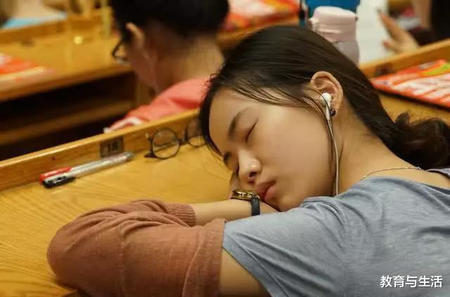 重庆|职业学院新爆料，女生宿舍楼下发现一名弃婴，嘴里还塞着布条