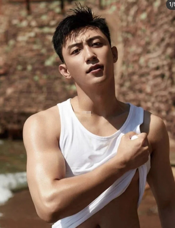 鹿晗|小鲜肉掀起硬汉风，蔡徐坤留胡须，黄子韬晒腹肌，鹿晗配大金项链