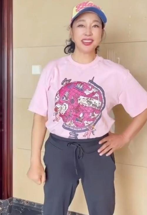 刘晓庆|刘晓庆穿粉色T恤配长裤亮相，68岁还穿得像少女，日子过得真不错