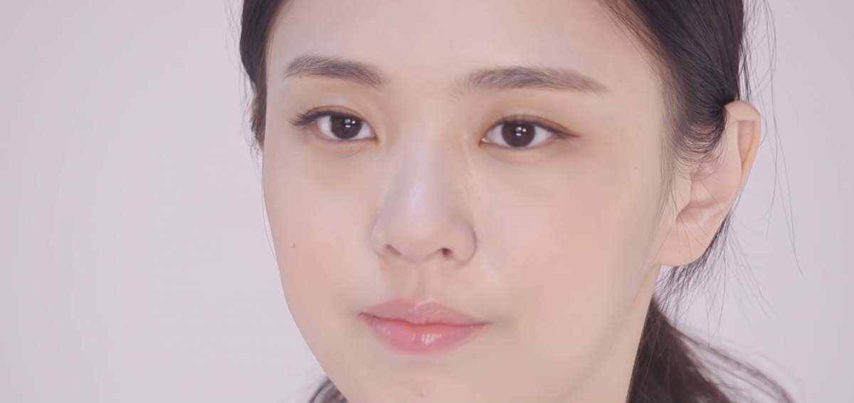 明星素颜 BLACKPINK彩妆师公开Jisoo「透明感伪素颜」妆容重点