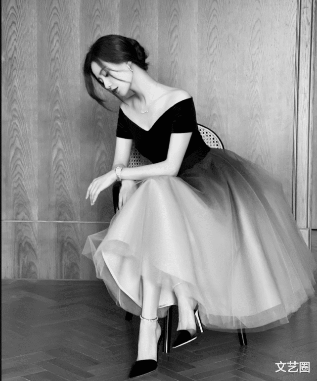 周深|刘诗诗央视中秋晚会路透曝光，穿古装顾盼生姿，头饰造型浮夸像顶了个球