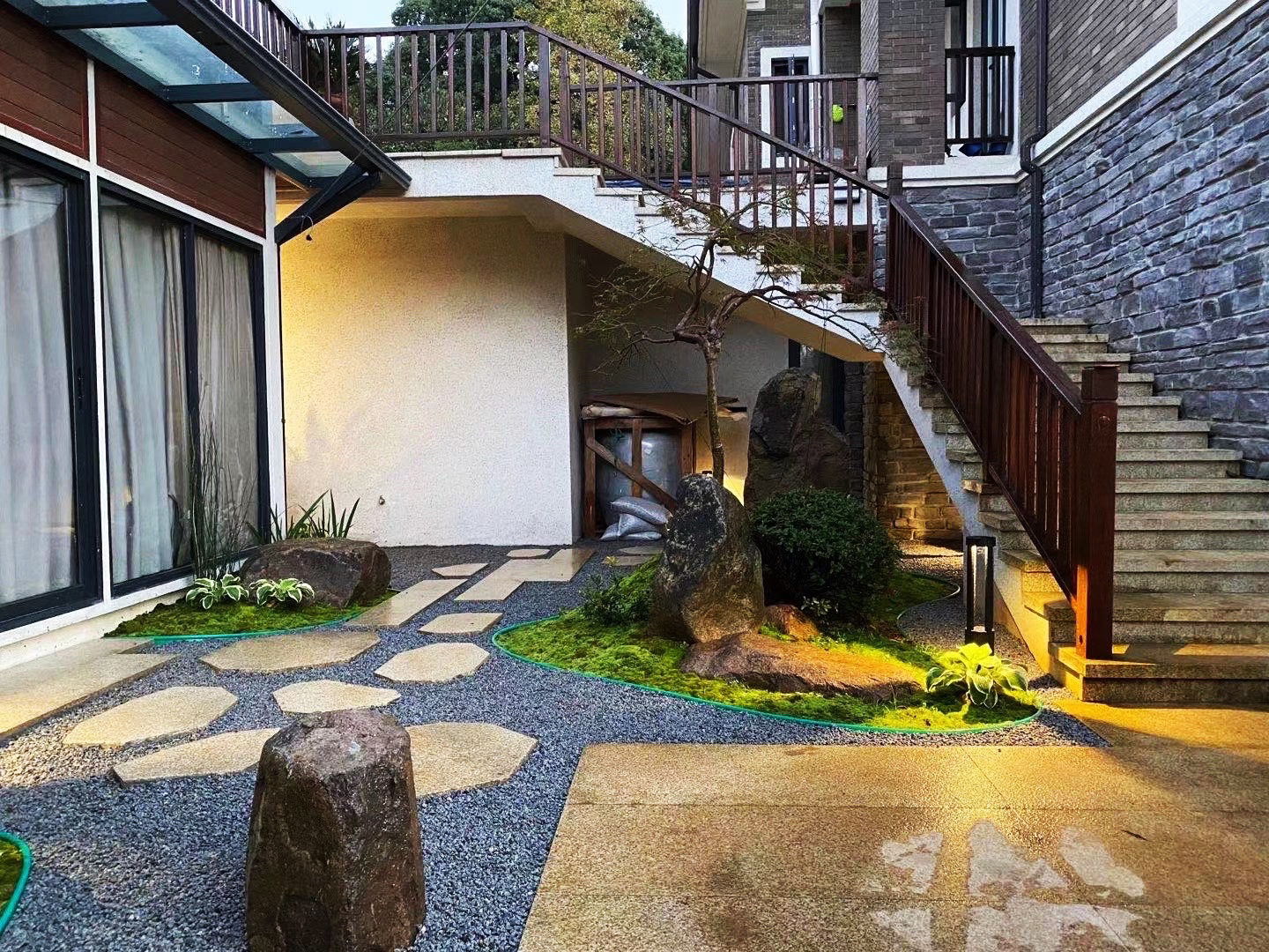 打造一个，建在地面下的“下沉式庭院”花园，比传统院落更实用