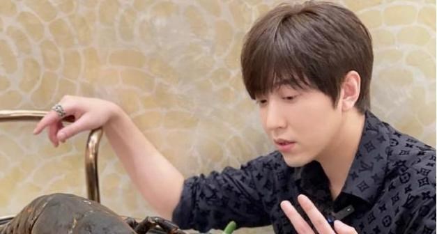 白冰|开着豪车却没见过世面，吃饭用手抓，网红白冰是真有钱还是作秀？