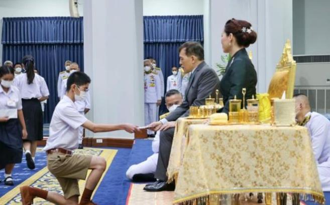 诗妮娜|泰王“帝后情深”宣读贺词，诗妮娜无缘亮相，西拉米尚未正式回归