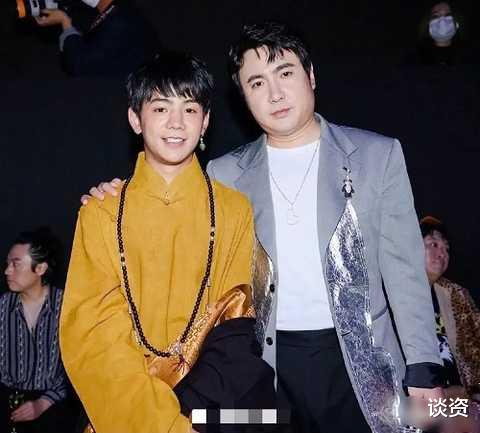 沈腾|沈腾与丁真合照，头围对比太扎心，一个像是XS，一个像是XXL