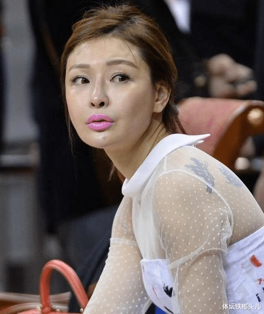 易建联|易建联老板娘身价40亿!年过四十皮肤吹弹可破,背后纹身更显韵味