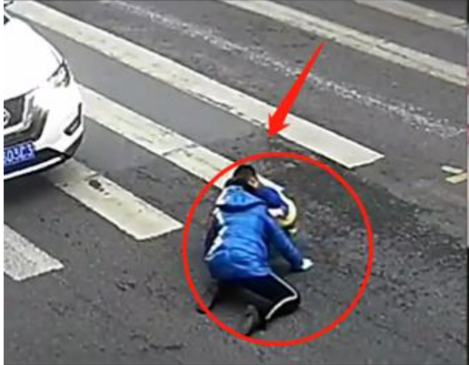 兜妈爱叨叨|“霸气男孩”在医院输液，背手散步领导范儿十足，爸爸甘当小跟班