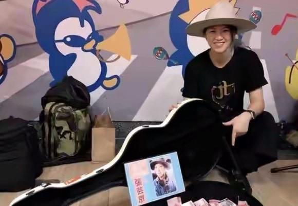 张芸京|著名歌手沦落街头卖唱！张芸京卖力演唱不停歇，一晚才赚1万块