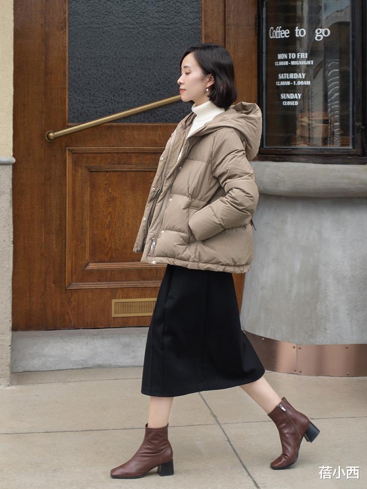 蓓小西 奔三奔四的女人，建议多穿“羽绒服”，下搭牛仔裤、半身裙真时髦