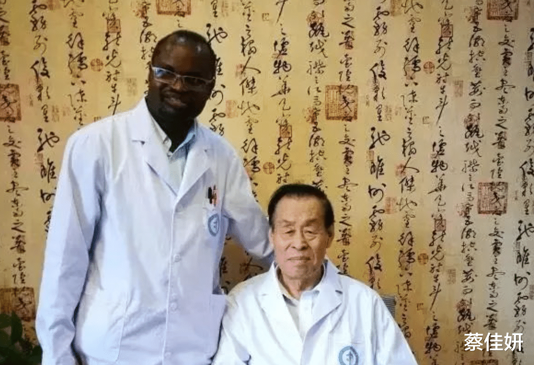 获中医博士学位的黑人迪亚拉,在中国大山行医30年,迎娶四川媳妇