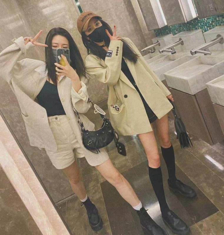 杨幂|杨幂身穿高开叉长裙现身活动，步调摇曳生姿，一双大长腿若隐若现