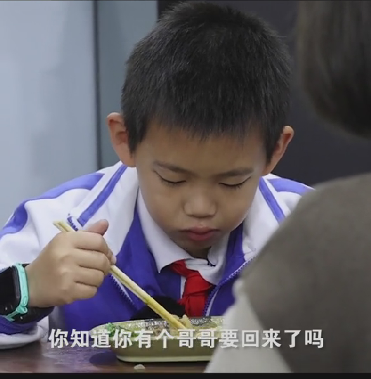 姐姐|孙卓弟弟首次发声，想和哥哥住一个房间，弹唱《少年》引网友泪崩