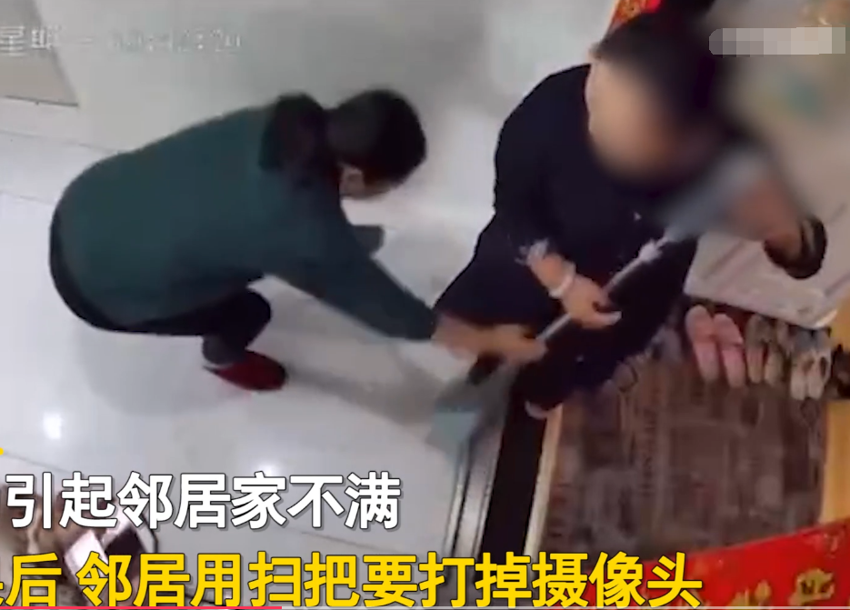 照到我家了！武汉一住户装摄像头照到邻居家里面，女邻居拿拖把打掉