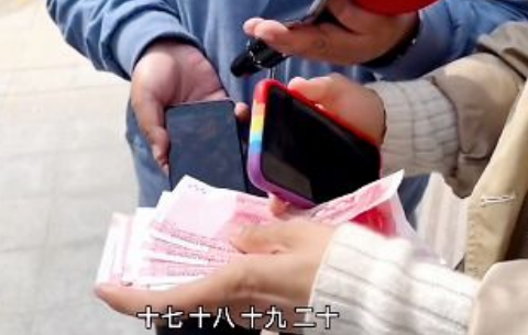 女大学生忘带饭卡,食堂阿姨破例打饭,学生转身将其举报获奖励