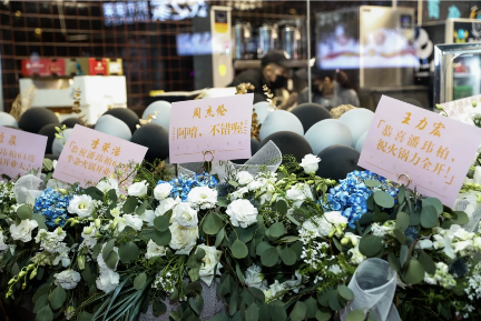 黄晓明|潘玮柏火锅店开业携老婆现身，等候上车默契足，宣云晒合照为老公宣传