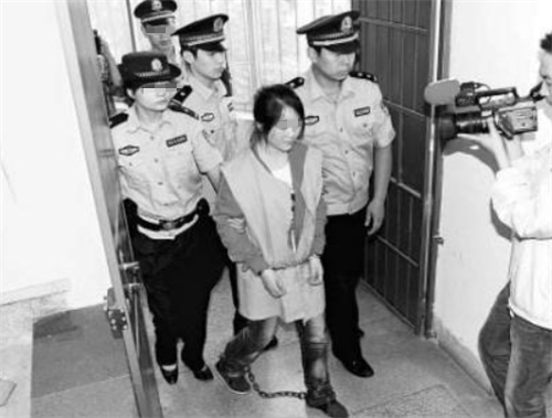广东活埋弟妹案:21岁女孩因母亲要男友买房生恨,活埋自己亲弟妹