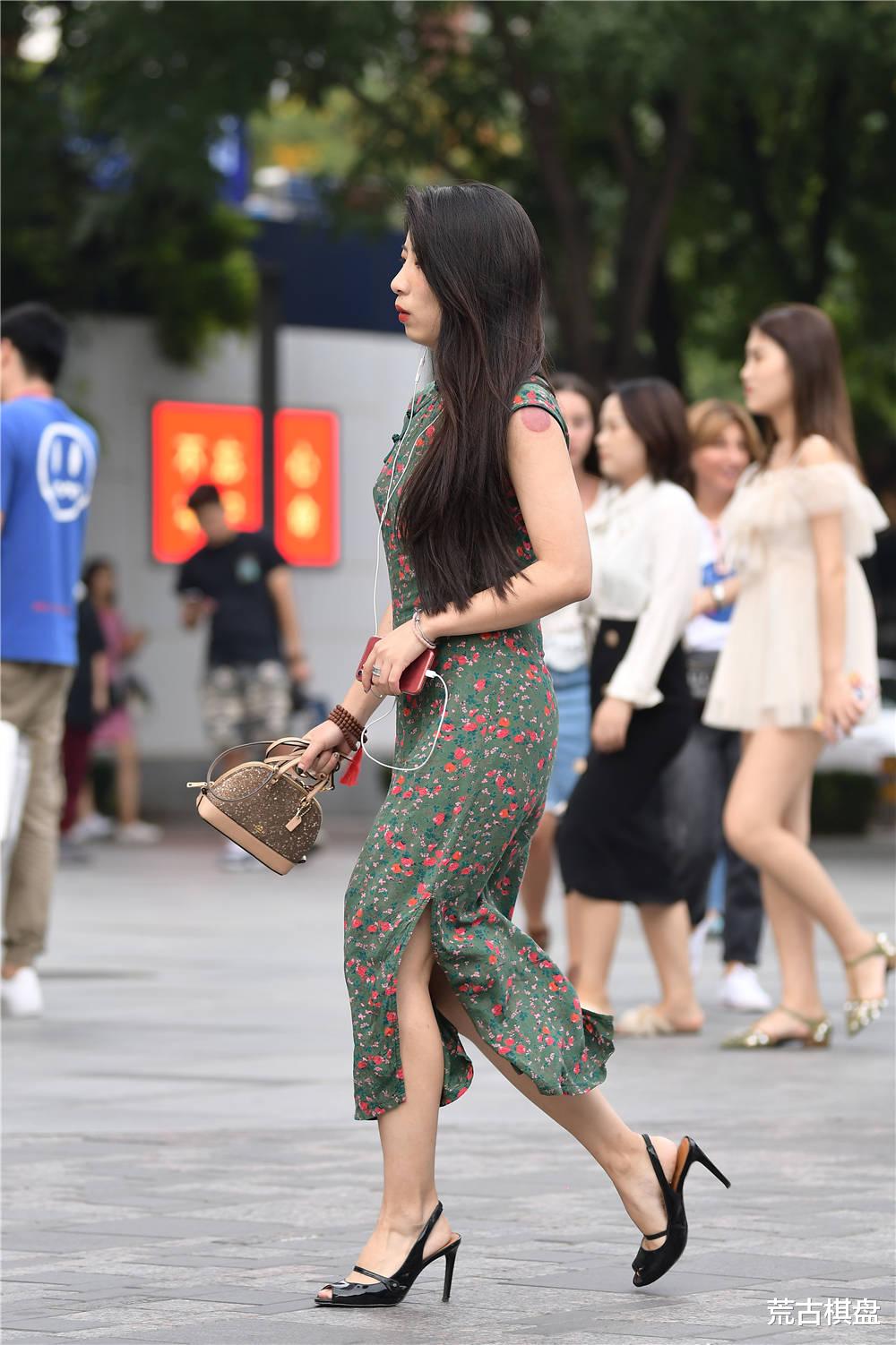 荒古棋盘|绿色连衣裙，红色碎花，搭配鱼嘴细跟凉鞋，衬托微胖身材
