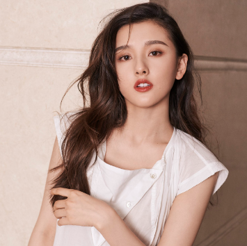 宋祖儿|宋祖儿合照被素人碾压？看清导演放出未修图，网友：误会了