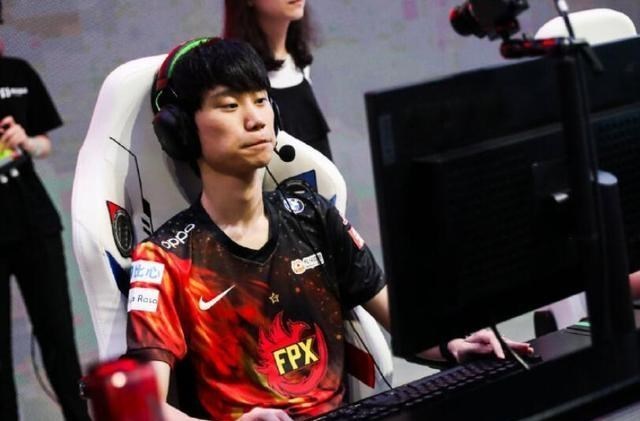 桃小菁的|“LWX不配首发！”FPX被IG2-0零封后，LWX惨遭网友爆破！