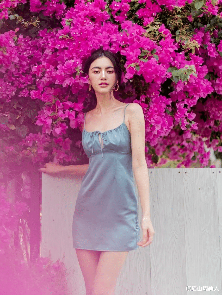 峨眉山周美人|别再穿百褶裙了,今夏流行的是“瘦瘦裙”,显瘦还减龄,谁穿谁美