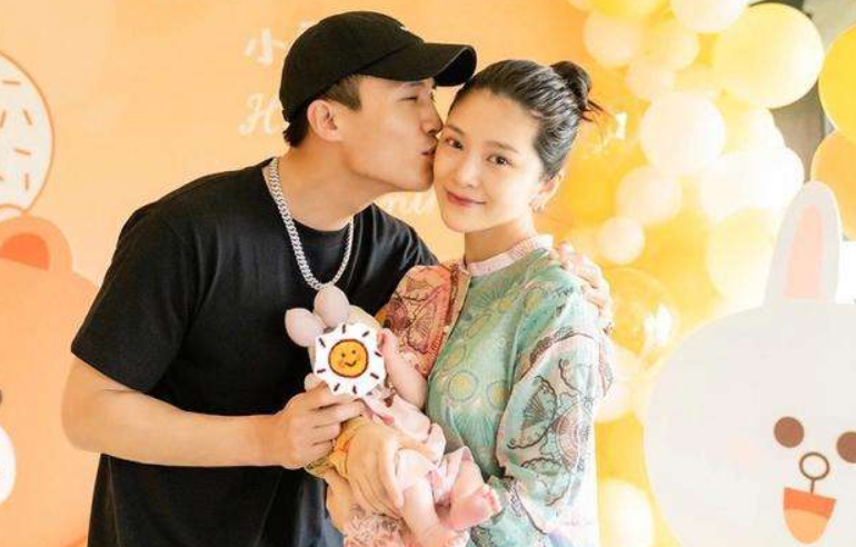 李若彤|小蛋饺半岁了，正脸出镜呆萌可爱，完美遗传杜淳与王灿的优点