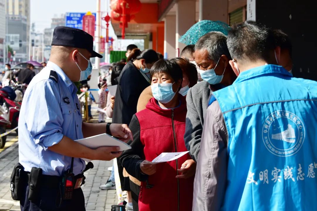 时代安徽 安徽阜南：在各疫苗接种现场，有一群最可爱的人，他们叫公安民警