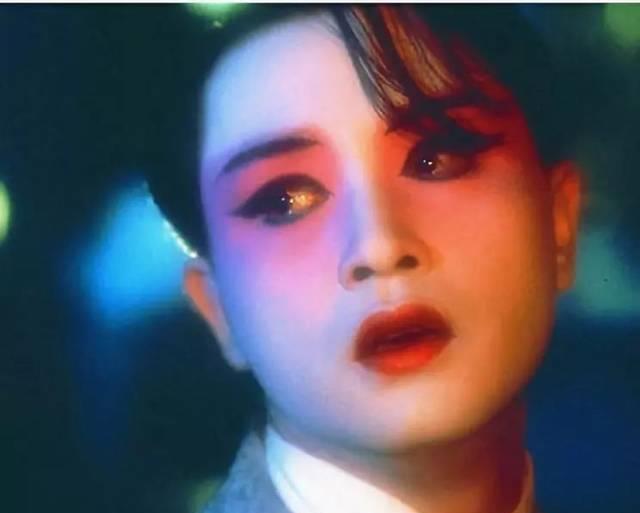 张丰毅|张丰毅拍戏回到家就被媳妇喊话脱掉衣服,家里一群闺蜜等看他腹肌