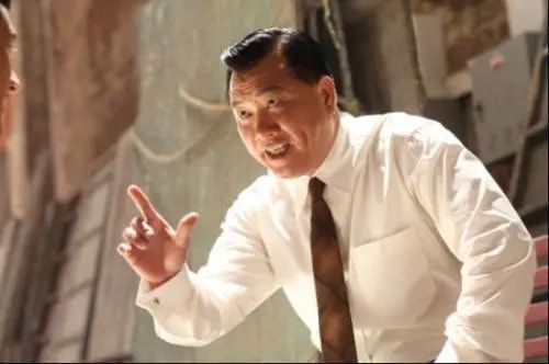 李兰迪|64岁万梓良不甘被埋没？直播官宣当导演拍电影，穿着更显“浮夸”