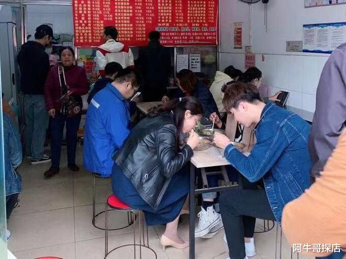 阿牛哥探店 南宁一家“神级”的老友粉店，藏在无名小巷里，每天饭点挤到爆