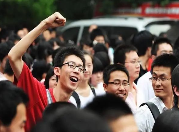 安妈育儿日|上高中后,为啥女生的成绩更容易下滑?班主任:跑不了这3个原因