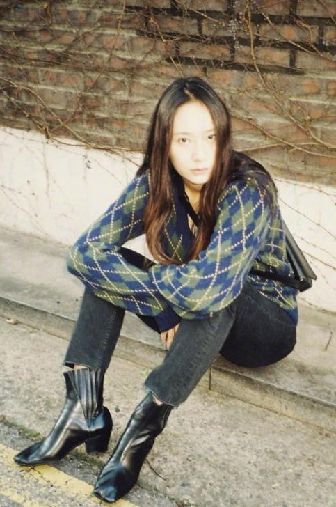 职场pua|潮流女王郑秀晶，穿衣十分有风格，不愧是时尚穿搭模板