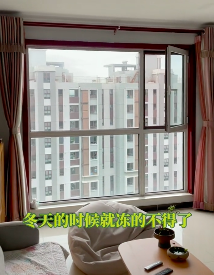 |知名主持人北漂10年仍在租房，厨房简陋遭嘲讽，自曝省钱资助他人