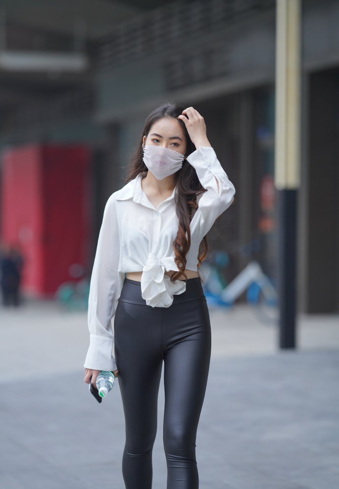 坎叔说时尚 皮裤真是“经典”，简单搭个白衬衫，既有气质又有“线条”！