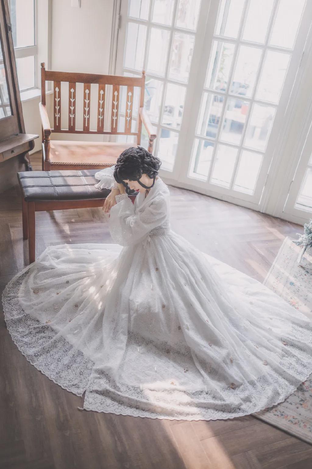 lolita|Lolita：世人说她孤傲高冷，但总有人能一眼看穿她深藏的温柔