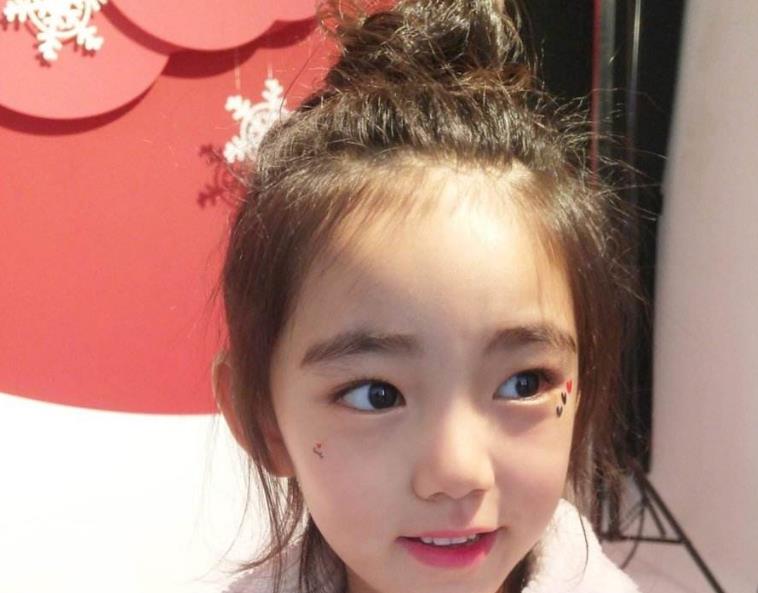 童星|7岁女孩被星探看中，愿意等她10年，谁知妈妈颜值更高