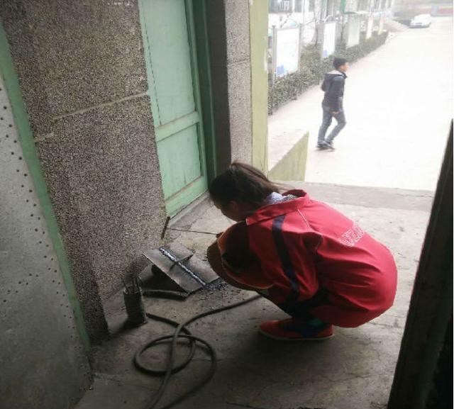 奶豆说育儿|河南独腿女孩罗雨因电焊走红，被300个单身小伙表白，皆一一回绝