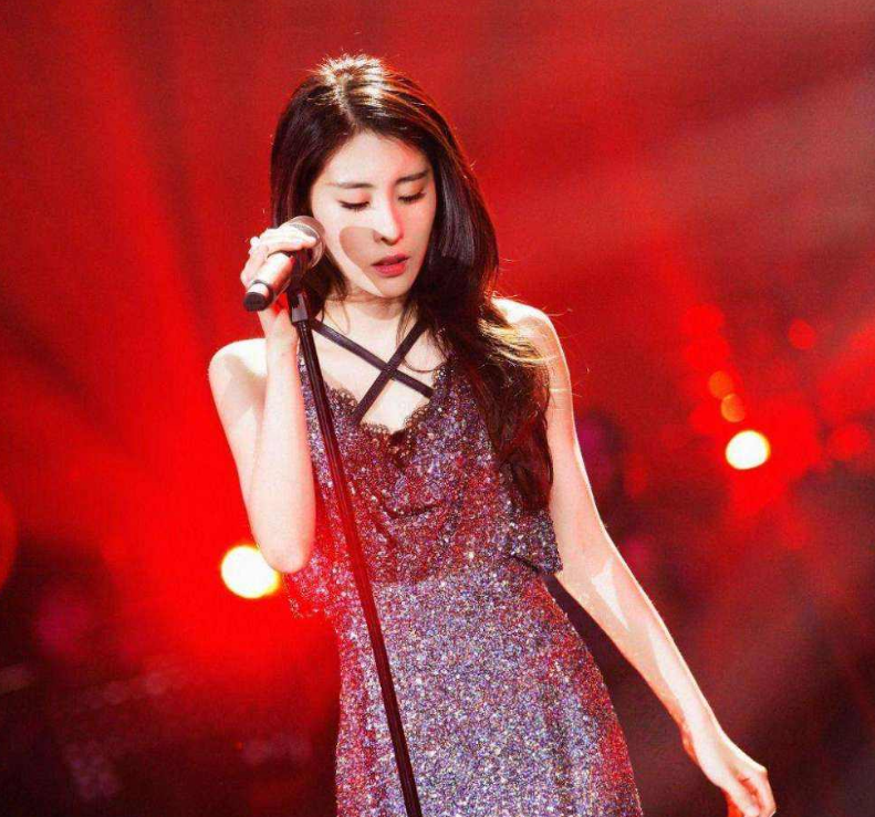 张碧晨|张碧晨晒跨年照片，被手上钻戒抢镜，疑似和华晨宇有新进展