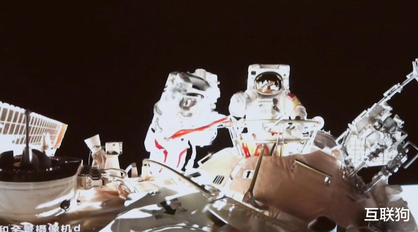 翟志刚谈出舱,担心地球飘走,60万亿亿吨的地球如何飘在宇宙中?