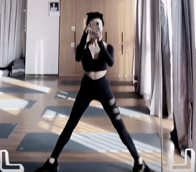 金巧巧|46岁金巧巧挑战“蜘蛛腿”！跨步深蹲毫不费力，穿运动内衣秀腹肌