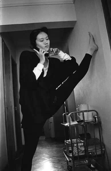 电影|“人间异类”杨丽萍：30年不吃米饭，靠助理洗澡，她现在怎么样了