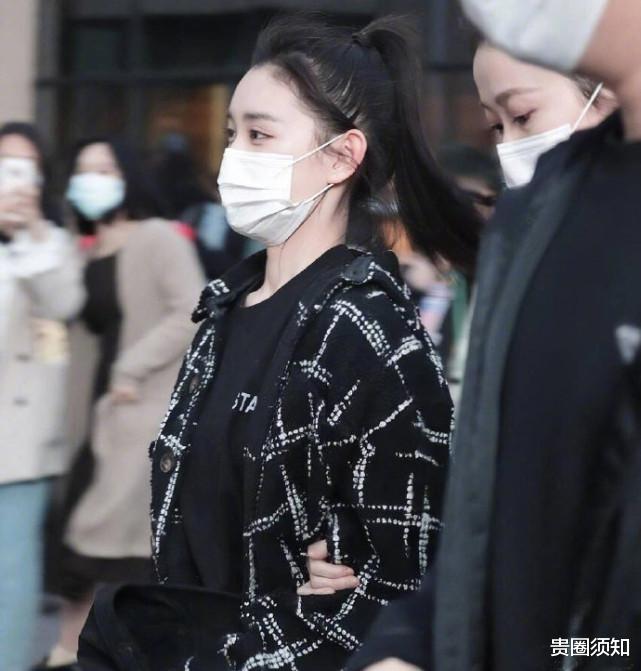 蒋依依|蒋依依现身德云社封箱演出，曾陪郭麒麟去做近视手术，两人关系再引发网友猜测